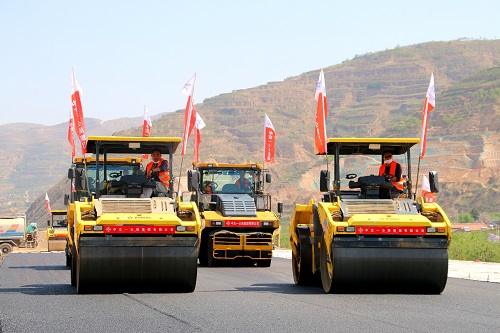 1588821348513127.jpg 甘肅平天路面項(xiàng)目下面層試驗(yàn)段順利鋪筑完成 (2).jpg