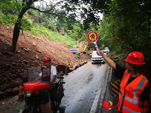 人民網(wǎng)報道：中交一公局三公司緊急搶通國道318線萬州段                                                                                                                                                                                    