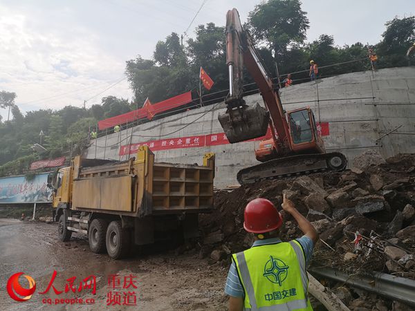 人民網(wǎng)報道；“路搶通啦，我們果農(nóng)高興慘了！”                                                                                                                                                                                             