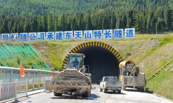 已掘進(jìn)8.3公里！全長11.77公里的東天山特長隧道建設(shè)進(jìn)展順利