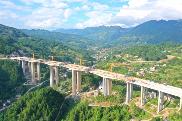 重遵高速擴(kuò)容工程新站大橋合龍 1.jpg